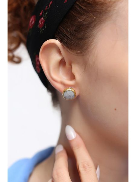 Pierres delicates Pozłacane kolczyki-wkrętki z kamieniami księżycowymi rozmiar: onesize. Żółte kolczyki damskie Pierres delicates, z kamieniem księżycowym, pozłacane. Za 65.69 zł.