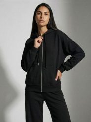 Rozpinana bluza z kapturem basic - czarny. Czarne bluzy damskie Sinsay, l, bez wzorów, z kapturem. Za 49.99 zł.