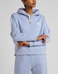 LEE ESSENTIAL HOODIE DAMSKA BLUZA LOGO PARRY BLUE L53PLJ66 112320680. Niebieskie bluzy damskie Lee, l, bez wzorów, z kapturem. Za 189.99 zł.