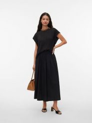 Vero Moda Bluzka w kolorze czarnym rozmiar: XS. Czarne bluzki damskie Vero Moda, xs, bez wzorów, bez kołnierzyka, bez ramiączek. Za 62.61 zł.