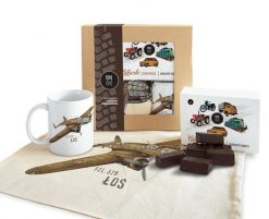 Łoś — paczka (Zawartość paczki: koszulka - torba - kubek - słodycze; Rozmiar koszulki / bluzy: 3XL (damska); Kolor koszulki / bluzy: biały; Rodzaj nad. Białe koszulki damskie nikiniki, s, bez wzorów, z bawełny, bez kołnierzyka, bez ramiączek. Za 169.00 zł.