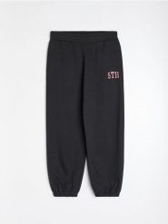Dresowe spodnie jogger z haftowanym napisem 5th Avenue - czarny. Czarne spodnie sportowe damskie Sinsay, l, bez wzorów, z dresówki, na fitness i siłownię. Za 39.99 zł.