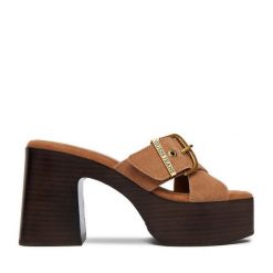 Klapki Guess Jeans. Brązowe klapki damskie Guess Jeans, z aplikacjami, z jeansu, bez obcasa, bez zapięcia. Za 329.99 zł.