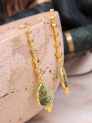 L'Atelier de Gaia Pozłacane kolczyki-wkrętki z prehnitem rozmiar: onesize. Zielone kolczyki damskie L'Atelier de Gaia, z prehnitem, pozłacane. Za 87.61 zł.