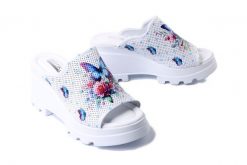 ARTIKER RELAKS 56C0428 white, klapki damskie. Białe klapki damskie Artiker Relaks, bez wzorów, bez obcasa, na koturnie, bez zapięcia. Za 220.92 zł.