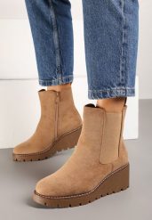 Brązowe Botki Sztyblety na Koturnie Beriala. Brązowe botki damskie Renee, z jeansu, eleganckie, bez obcasa, na koturnie, bez zapięcia. Za 129.99 zł.