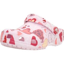 Sandały CROCS CLASSIC VDAY CLOG K Rose. Czerwone sandały damskie Crocs, bez wzorów, z syntetyku, bez obcasa, bez zapięcia. Za 189.99 zł.