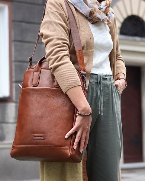 Elegancki plecak damski duży torba skórzana premium MARCO MAZZINI kamelowy. Brązowe plecaki bez wzorów, ze skóry. Za 759.00 zł.