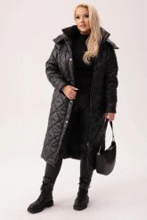 Pikowany czarny płaszcz z kapturem Valentina - komfort i elegancja na chłodne dni PLUS SIZE XXL. Czarne płaszcze damskie Moda Size Plus Iwanek, na zimę, plus size, bez wzorów, z materiału, z kapturem. W wyprzedaży za 379.90 zł.