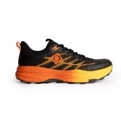 Uniseksowe, wielofunkcyjne buty techniczne DINUBA z 4-milimetrową przyczepnością. Czarne obuwie trekkingowe damskie Izas, bez zapięcia. W wyprzedaży za 269.52 zł.