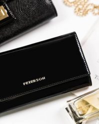 Lakierowany portfel czarny Peterson [DH] PTN BC-490-1420 BLAC. Czarne portfele damskie Peterson, bez wzorów, z lakierowanej skóry. Za 163.98 zł.