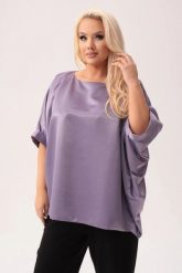 Kimonowa satynowa bluzka Gabi w odcieniu lawendy PLUS SIZE XXL. Bluzki damskie Moda Size Plus Iwanek, plus size, bez wzorów, z elastanu, eleganckie, z asymetrycznym kołnierzem, plus size, bez ramiączek. Za 199.90 zł.