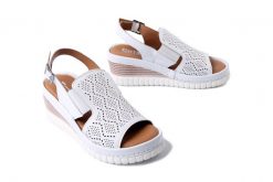 ARTIKER RELAKS 56C0930 biały, sandały damskie. Białe sandały damskie Artiker Relaks, bez wzorów, bez obcasa, na koturnie, bez zapięcia. Za 181.93 zł.