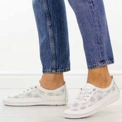 Białe ażurowe skórzane półbuty damskie S.Barski 7083. Białe półbuty damskie S.BARSKI, na jesień, w ażurowe wzory, z jeansu, z okrągłym noskiem, bez obcasa, na płaskiej podeszwie, bez zapięcia. Za 229.00 zł.