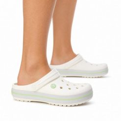 Klapki chodaki damskie sportowe Crocs CROCBAND. Zielone klapki damskie Crocs, bez wzorów, z materiału, bez obcasa, bez zapięcia. Za 219.00 zł.