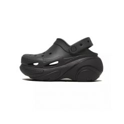 Tenisówki Crocs Model Bubble Crush Clog U Kolor Czarny. Czarne trampki damskie Crocs, bez wzorów, z gumy, bez zapięcia. Za 440.80 zł.