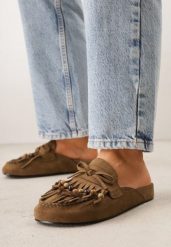 Ciemnobeżowe Klapki VICES Mule Ozdobione Frędzlami Koralikami i Kokardą Eathelena. Brązowe klapki damskie Renee, bez wzorów, bez obcasa, na płaskiej podeszwie, bez zapięcia. Za 119.99 zł.