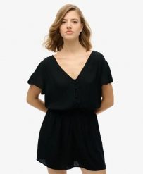 Superdry Krótki kombinezon z nadrukiem, 100% wiskoza, czarny. Czarne kombinezony damskie Superdry, bez wzorów, z materiału, bez kołnierzyka, bez ramiączek, krótkie. Za 279.65 zł.