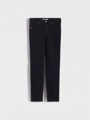 Jeansy slim z wysokim stanem - czarny. Czarne jeansy damskie Reserved, z podwyższonym stanem. W wyprzedaży za 29.99 zł.