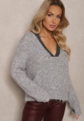 Szary Sweter z Wełną o Krótkim Kroju z Trójkątnym Dekoltem Savandoria. Szare swetry klasyczne damskie Renee, na zimę, z wełny, bez kołnierzyka. Za 149.99 zł.