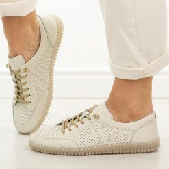 Beżowe ażurowe skórzane półbuty damskie Vinceza 79598. Brązowe półbuty damskie VINCEZA, na jesień, w ażurowe wzory, z jeansu, z okrągłym noskiem, bez obcasa, na płaskiej podeszwie, bez zapięcia. Za 249.00 zł.