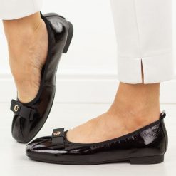 Czarne skórzane baletki damskie Vinceza 66909. Czarne balerinki damskie VINCEZA, bez wzorów, z jeansu. W wyprzedaży za 192.72 zł.