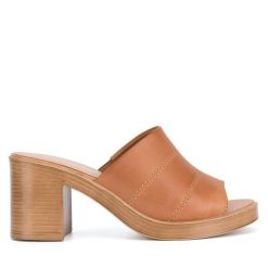 Klapki Lasocki. Brązowe klapki damskie Lasocki, bez wzorów, bez obcasa, bez zapięcia. Za 169.99 zł.