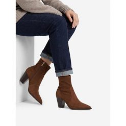 Botki Nine West. Brązowe botki damskie Nine West, bez obcasa, na słupku, bez zapięcia. Za 329.99 zł.