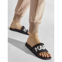 Klapki KARL LAGERFELD. Czarne klapki damskie KARL LAGERFELD, bez wzorów, bez obcasa, bez zapięcia. Za 234.99 zł.