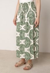 Ciemnozielona Rozkloszowana Spódnica z Wiskozy z Wysokim Stanem i Etnicznym Wzorem Ari. Zielone spódnice damskie Born2be, do pracy, z aplikacjami, z wiskozy, biznesowe, midi. Za 59.99 zł.