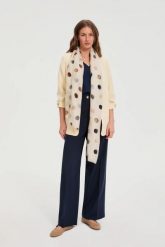 Szal w kropki beżowy. Brązowe szaliki damskie MOODO, bez wzorów, z poliesteru. Za 59.99 zł.