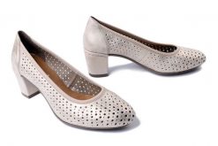 RIEKER 41057-60 beige, czółenka damskie. Brązowe czółenka damskie Rieker, w ażurowe wzory, bez obcasa, na obcasie. Za 246.42 zł.