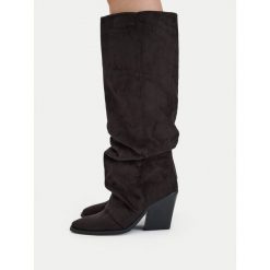 Kozaki DeeZee. Brązowe kozaki damskie DeeZee, bez obcasa, na słupku, bez zapięcia. Za 249.99 zł.