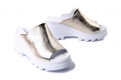 ARTIKER RELAKS 56C0435 gold, klapki damskie. Żółte klapki damskie Artiker Relaks, bez wzorów, bez obcasa, na koturnie, bez zapięcia. Za 212.42 zł.