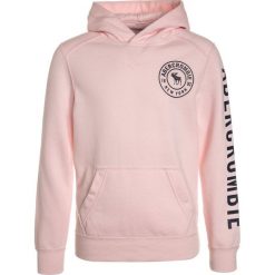 Abercrombie & Fitch EVERYBODY Bluza z kapturem pink. Czerwone bluzy chłopięce Abercrombie & Fitch, z bawełny. Za 169.00 zł.