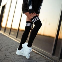 Czarne zakolanówki ze ściagaczem 216 paski. Czarne pończochy i pasy Milena, bez wzorów, z bawełny. Za 25.00 zł.