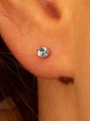 L instant d Or Złote kolczyki-wkrętki "Puces Topaze" z topazami rozmiar: onesize. Niebieskie kolczyki damskie L instant d Or, z topazem, złote. Za 260.99 zł.