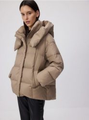 Puchowa kurtka oversize - beżowy. Brązowe kurtki damskie Reserved, l, bez wzorów, z puchu, bez kaptura. W wyprzedaży za 299.99 zł.