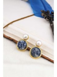 L'Atelier de Gaia Pozłacane kolczyki z perłami i sodalitami rozmiar: onesize. Białe kolczyki damskie L'Atelier de Gaia, z perłą, pozłacane. Za 78.47 zł.