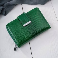 Portfel damski skórzany lakierowany mały zielony z tłoczeniem croco z RFID SP-26-CGR. Zielone portfele damskie bez wzorów, z lakierowanej skóry. Za 99.00 zł.