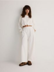 Krótka bluza ze ściągaczem - złamana biel. Bluzy damskie Reserved, l, bez wzorów, z bawełny, bez kaptura. W wyprzedaży za 49.99 zł.