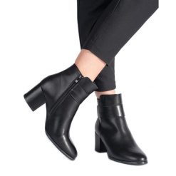 Klasyczne eleganckie czarne botki na słupku Sergio Leone. Czarne botki damskie na jesień, eleganckie, bez obcasa, na słupku, bez zapięcia. Za 231.50 zł.