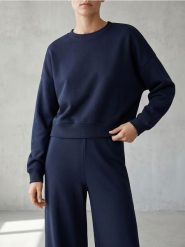 Krótka bluza crewneck - granatowy. Niebieskie bluzy damskie Sinsay, l, bez wzorów, bez kaptura. Za 49.99 zł.