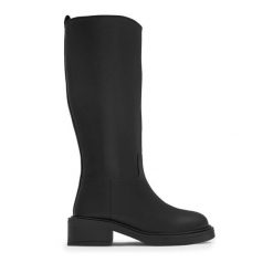 Kozaki Lasocki. Czarne kozaki damskie Lasocki, bez obcasa, na płaskiej podeszwie, bez zapięcia. Za 429.99 zł.