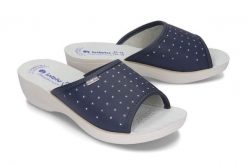 INBLU PL-45 004 granatowy, klapki profilaktyczne damskie. Niebieskie klapki damskie Inblu, bez wzorów, bez obcasa, na koturnie, bez zapięcia. Za 83.99 zł.