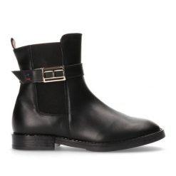 Botki Tommy Hilfiger Chelsea Boot Black T4A5-33048-0036999-999 czarne. Czarne botki damskie na jesień, ze skóry, za kostkę, bez obcasa, bez zapięcia. Za 893.00 zł.