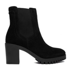 Botki Lasocki. Czarne botki damskie Lasocki, bez obcasa, na słupku, bez zapięcia. Za 259.99 zł.