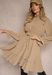 Ciemnobeżowa Sukienka z Falbankami i Golfem z Gumką w Talii i Dodatkowym Wiązanym Paskiem Savire. Brązowe sukienki damskie Renee, bez wzorów, eleganckie, bez ramiączek. W wyprzedaży za 67.99 zł.