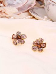 L'Atelier de Gaia Pozłacane kolczyki-wkrętki z kryształami i perłami rozmiar: onesize. Brązowe kolczyki damskie L'Atelier de Gaia, z kryształem, pozłacane. Za 95.92 zł.