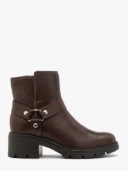 Ciemnobrązowe botki biker boots. Brązowe botki damskie Ryłko, ze skóry, rockowe, z okrągłym noskiem, bez obcasa, na obcasie, bez zapięcia. Za 549.99 zł.